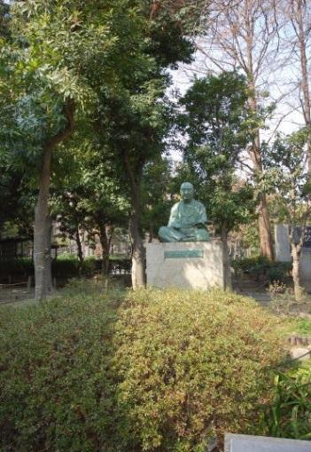 近松門左衛門さんの銅像