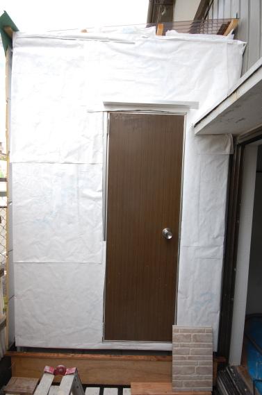 防音室入り口ユニット　枠を取り付け入り口ドアの取付防水紙の張り付け