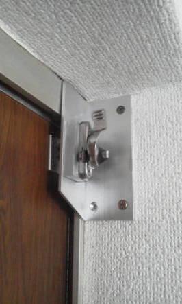 ドアを隙間をなくすためにクレセント付けた例　ドアのみを閉めた場合
