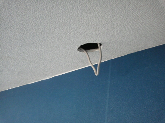 ダウンライトの取り付け　壁紙に穴を開けて電線を引き出します。