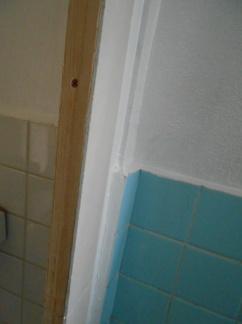折り戸の取付　風呂側にケイカル板の貼り付け