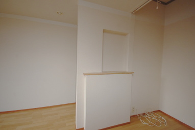 角部屋ロフト付きアパート くつ入れの裏の飾り棚