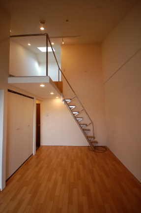 ロフト付きアパートの階段の写真８