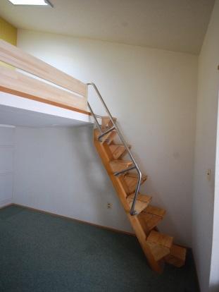 改修後のロフトのお部屋　互い違い階段