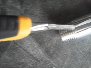 蛇口の交換　アングル水栓のネジ部分にナイフで傷を付けます。