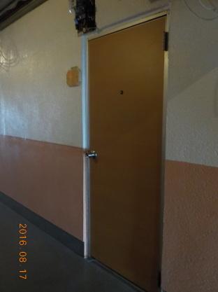 賃貸アパートの廊下の改装ご意見の募集　ドアをベージュ色の木目柄