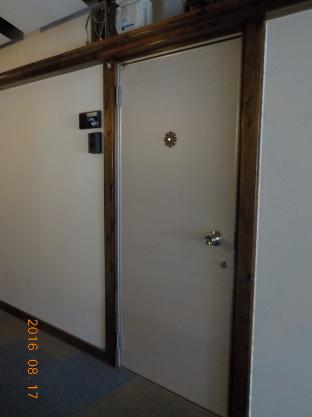 賃貸アパートの廊下の改装ご意見の募集　ドアに白木目柄