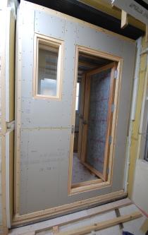 3重の防音室の製作過程　中の防音室の扉ユニット取付