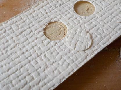 小さなねじ穴 釘穴の壁紙貼りの補修はどんな風にすべきでしょうか